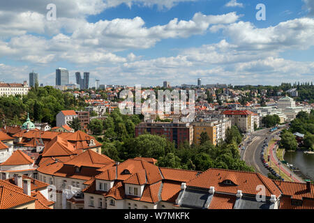 Distretto podoli a sud del centro della città di Praga, Repubblica Ceca, visto dal di sopra in una giornata di sole in estate. Foto Stock