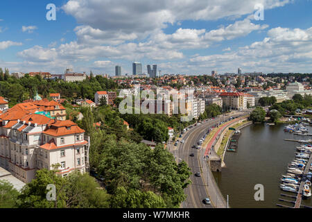 Piccolo molo, barche e città accanto al fiume Moldava a Praga Repubblica Ceca, visto dalla fortezza di Vysehrad, in una giornata di sole in estate. Foto Stock