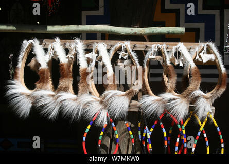 Tradizionale Zulu impala abito di testa al Villaggio Culturale Lesedi, Culla dell'umanità, Sud Africa Foto Stock