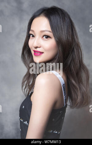 Taiwanese cantante e attrice Angela Chang pone per foto ritratto durante un'intervista in esclusiva da Imaginechina a Pechino in Cina, 26 luglio 2017. Foto Stock