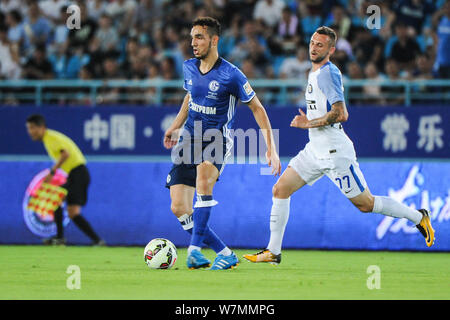 Calcio algerino player Nabil Bentaleb, a sinistra del FC Schalke 04 calci la palla per effettuare un sorpasso ai danni di Calcio Croata player Marcelo Brozovic di Int Foto Stock