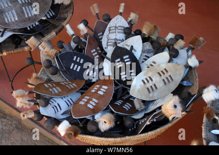 Tradizionale scudo Zulu venduti come souvenir sul display al Villaggio Culturale Lesedi, Culla dell'umanità, Sud Africa Foto Stock