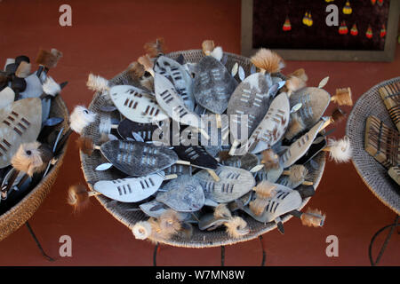 Tradizionale scudo Zulu venduti come souvenir sul display al Villaggio Culturale Lesedi, Culla dell'umanità, Sud Africa Foto Stock