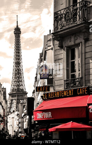 Torre Eiffel, Rue Saint Dominique, Parigi, Francia Foto Stock