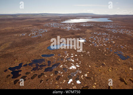 Vista aerea attraverso il paese di flusso mostrante peatland sistema pool, Forsinard, Caithness in Scozia, Regno Unito, maggio. Foto Stock