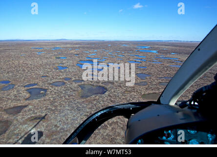 Vista aerea da elicottero attraverso il paese di flusso mostrante peatland sistema pool, Forsinard, Caithness in Scozia, Regno Unito, maggio. Foto Stock