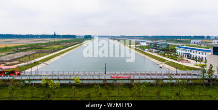 --FILE--Vista aerea di un canale di acqua e una stazione di pompaggio a metà percorso del sud-nord acqua progetto di diversione a Wuhan City, centrale Foto Stock