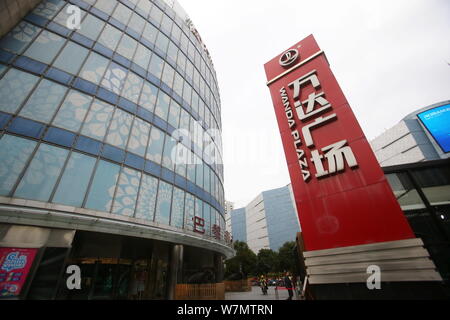 --FILE--Vista di un cartello di Wanda Plaza di Dalian Wanda Group in Cina a Shanghai, 1 dicembre 2016. Dalian Wanda del gruppo spostare per offrire un nutrito l Foto Stock