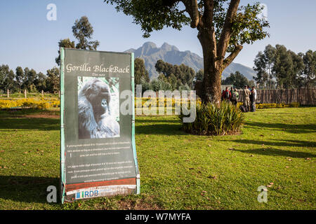 La mattina presto briefing al Kinigi Visitor Center prima di salire sul Gorilla Trek. Un massimo di 8 persone sono autorizzati a visitare i gorilla con una guida, Parco Nazionale Vulcani, Ruhengeri, Ruanda. Foto Stock