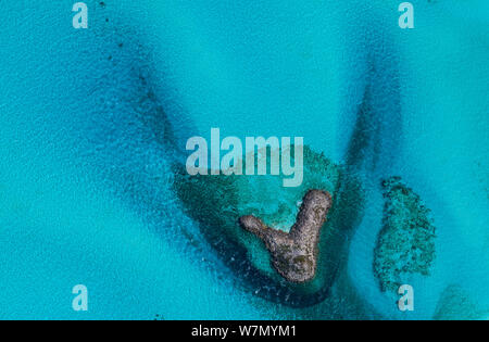 Immagine aerea che mostra il mare intorno barene e isole delle Bahamas arcipelago, Caraibi, Febbraio 2012 Foto Stock