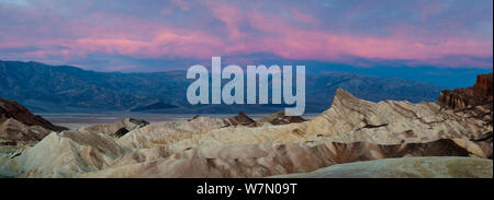 Zabriskie Point all'alba con il Panamint montagne sullo sfondo, il Parco Nazionale della Valle della Morte, Deserto Mojave, CALIFORNIA, STATI UNITI D'AMERICA Foto Stock