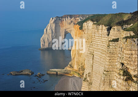 La Manneporte, un arco naturale in Chalk Scogliere di Etretat, Côte d'Albâtre, Alta Normandia, Francia, Marzo Foto Stock