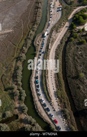 Vista aerea di accodamento del traffico su strada per raggiungere / lasciare la spiaggia Espiguette in estate, Aigues-Mortes, Camargue, Francia meridionale, Agosto 2008 Foto Stock