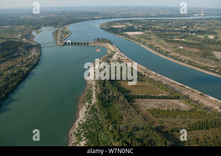 Vista aerea della diga Vallabregues, l'ultima diga lungo il fiume Rodano, alla confluenza del Gardon (sinistra) e Rodano (destra) fiumi, Beaucaire, sud della Francia, settembre 2008 Foto Stock