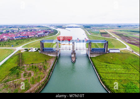 --FILE--Vista aerea di un canale di acqua e una stazione di pompaggio a metà percorso del sud-nord acqua progetto di diversione a Wuhan City, centrale Foto Stock