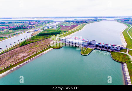 --FILE--Vista aerea di un canale di acqua e una stazione di pompaggio a metà percorso del sud-nord acqua progetto di diversione a Wuhan City, centrale Foto Stock