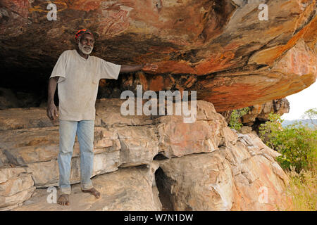 Grotta Aborigena Arte essere spiegata dalla guida Arnhemland, Nord Ovest Territori, Australia, Maggio 2009 Foto Stock