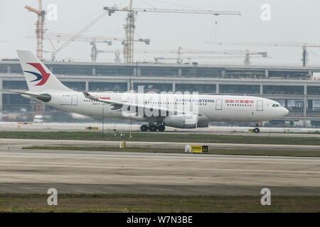 --FILE--un getto piano della China Eastern Airlines Taxi presso l'Aeroporto Internazionale di Shanghai Pudong di Shanghai, Cina, 5 maggio 2017. China Eastern Airli Foto Stock