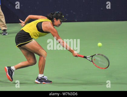 Peng Shuai della Cina restituisce un colpo di Tereza Martincova della Repubblica ceca nella loro Donne Singoli Secondo turno della partita del WTA 2017 Jiangxi aprire dieci Foto Stock