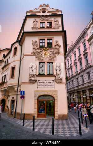 Praga Repubblica Ceca. Vecchi edifici decorati in Karlova Street, Old Town Foto Stock