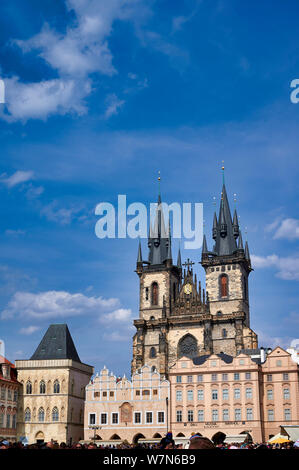 Praga Repubblica Ceca. La gotica Chiesa di Nostra Signora di Tyn in Piazza della Città Vecchia Foto Stock