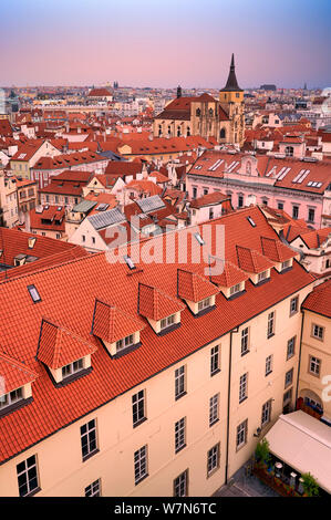 Praga Repubblica Ceca. Vista aerea della città vecchia al tramonto Foto Stock