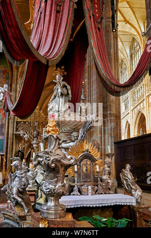 Praga Repubblica Ceca. Cattedrale di San Vito, all'interno del castello di Praga complesso. San Nepomuk tomba Foto Stock