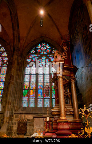 Praga Repubblica Ceca. Vetro colorato nella cattedrale di San Vito, all'interno del castello di Praga complesso Foto Stock