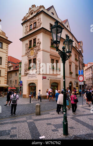 Praga Repubblica Ceca. Vecchi edifici decorati in Karlova Street, Old Town Foto Stock