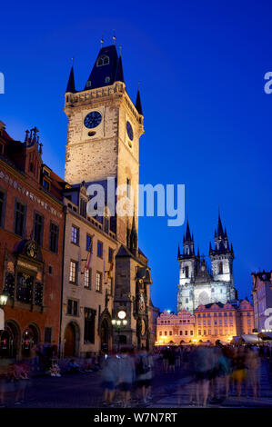 Praga Repubblica Ceca. La gotica Chiesa di Nostra Signora di Tyn in Piazza della Città Vecchia e il Vecchio Municipio Foto Stock