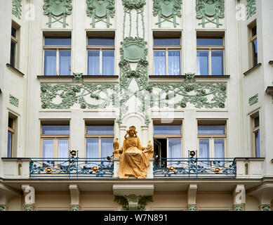 Praga Repubblica Ceca. Vecchi edifici decorati in Karlova Street, Old Town Foto Stock
