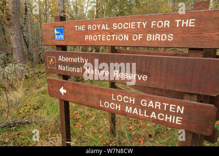 Segno di Loch Garten e Loch Mallachie a RSPB Abernethy Riserva Naturale Nazionale, Cairngorms National Park, Scotland, Regno Unito Foto Stock