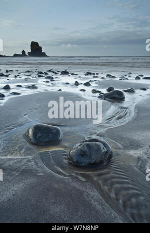 I ciottoli sulla spiaggia di sabbia nera. Talisker Bay, Isola di Skye in Scozia, Regno Unito, ottobre 2011. Foto Stock