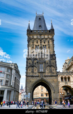 Praga Repubblica Ceca. La torre di polvere e alla città vecchia Foto Stock