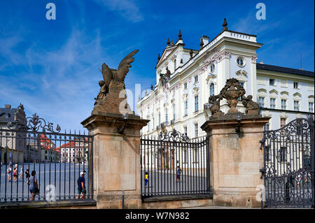Praga Repubblica Ceca. Il palazzo arcivescovile al castello Foto Stock