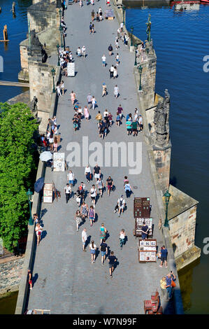 Praga Repubblica Ceca. Vista aerea dei turisti attraversando il Ponte di Carlo Foto Stock