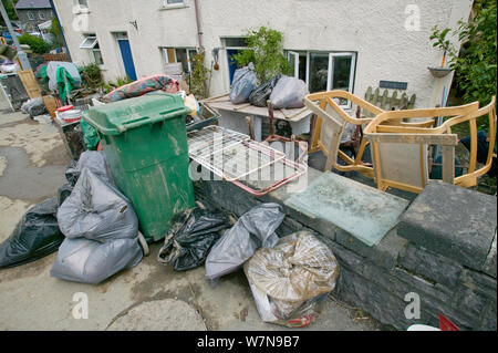 Diluvio delle proprietà danneggiate schierate al di fuori di case a schiera nel diluvio danneggiato west calder, Aberystwyth, Wales, Regno Unito, 8 giugno 2012 Foto Stock