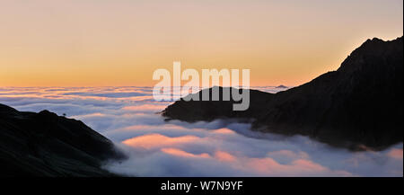 Vista su stagliano montagne coperte dalla nebbia a sunrise visto dal Col du Tourmalet, Pirenei, Francia, giugno 2012 Foto Stock