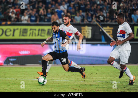 Emanuel Mammana di Olympique Lyonnais, retro, sfide Gabriel di Inter e Milan durante la Nanjing partita del 2017 International Champions Cup la Cina Foto Stock