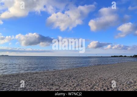 Bellissime tramonto sulla spiaggia del mar Baltico Foto Stock