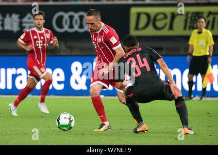 Calcio francese player Franck Ribery, a sinistra del Bayern Monaco di Baviera, sfide Francis Coquelin di Arsenal durante il match di Shanghai del 2017 Internation Foto Stock