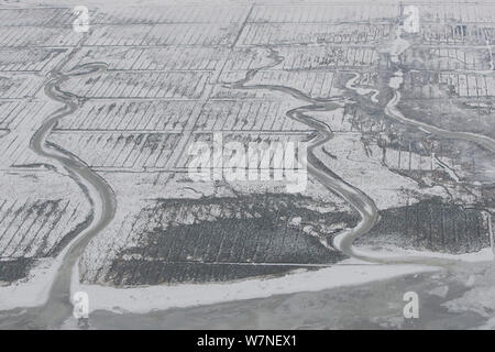 Vista aerea di ghebi che scorre attraverso la coperta di neve salmastra sulla costa sud di Norderney Isola per il mare di Wadden, Frisia orientale, Mare del Nord, Bassa Sassonia, Germania Febbraio 2012 Foto Stock