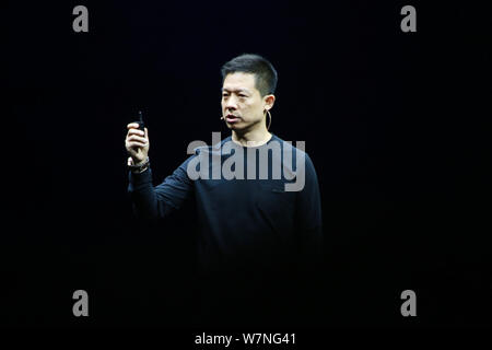 --FILE--Jia Yueting, presidente di Leshi Internet Information e Technology Corp. e presidente di Letv.com, dimostra una Letv smartphone a un lancio Foto Stock