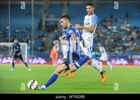 Calcio algerino player Nabil Bentaleb, a sinistra del FC Schalke 04 calci la palla per effettuare un sorpasso contro il calcio italiano player Roberto Gagliardini di IO Foto Stock