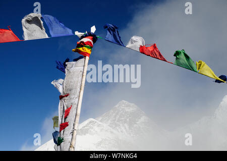 La preghiera buddista bandiere nella parte anteriore del monte Everest è avvolta nella nebbia, dal Kala Pattar (5545 m). Parco Nazionale di Sagarmatha (Patrimonio Mondiale UNESCO). Khumbu / Regione Everest, Nepal, Himalaya, ottobre 2011. Foto Stock