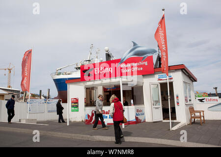 Promozioni per l'avvistamento di balene e uccelli marini watching dal porto di Reykjavik, Islanda, Giugno 2011 Foto Stock