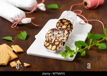 Salame di cioccolato come dessert tradizionale con biscotti rotto. Foto Stock