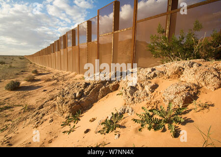 Muro di confine stabilito di dividere gli Stati Uniti del Messico, vicino Sonoyta, Sonora, nord del Messico. Foto Stock