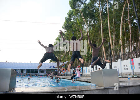 Gli studenti africani si divertono a rinfrescarvi in piscina in un bruciante giorno nella città di Fuzhou, a sud-est della Cina di provincia del Fujian, 23 luglio 2017. Foto Stock