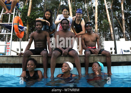 Gli studenti africani si divertono a rinfrescarvi in piscina in un bruciante giorno nella città di Fuzhou, a sud-est della Cina di provincia del Fujian, 23 luglio 2017. Foto Stock